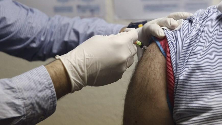 Un usuario se vacuna en el centro sanitario. EFE/Archivo