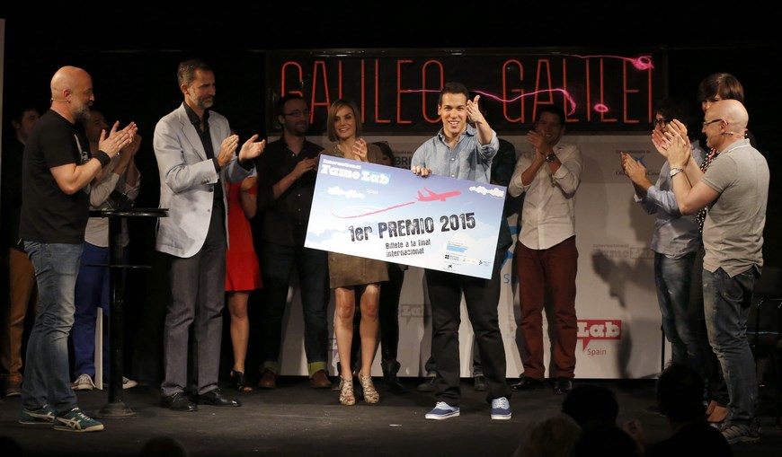 La Reina Letizia (3i), junto el rey Felipe (2i), tras entregar el premio del concurso de monólogos "Famelab". EFE