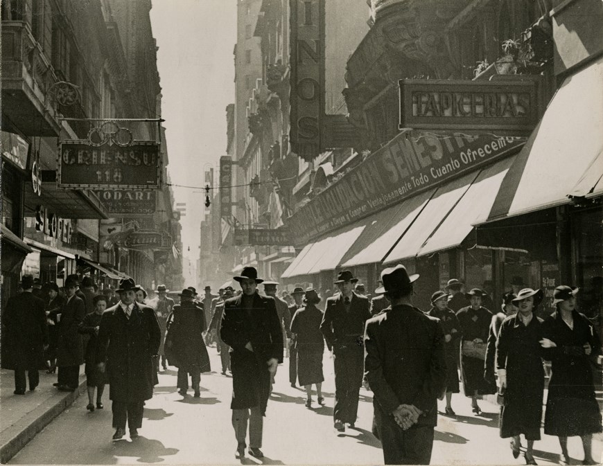 Fotografía cedida hoy, jueves 14 de mayo de 2015, del fotógrafo argentino Horacio Coppola titulada "Calle Florida" (1936), una de las obras que aparecen en el Museo de Arte Moderno de Nueva York (MoMA), en la exposición "De la Bauhaus a Buenos Aires", donde se persigue a Coppola y a su esposa, la alemana Grete Stern. EFE