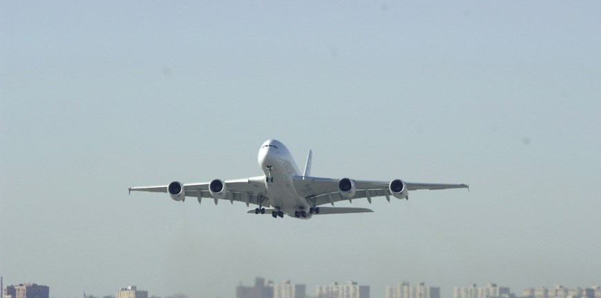 NEW99 NUEVA YORK (ESTADOS UNIDOS) 22/03/07 : Fotografía cedida por Airbus hoy jueves 22 de marzo del mayor avión de pasajeros del mundo, el Airbus A380, despegando ayer miércoles 21 de marzo por la mañana del Aeropuerto John F. Kennedy de Nueva York, El avión viajó a Estados Unidos por primera vez esta semana. EFE/-