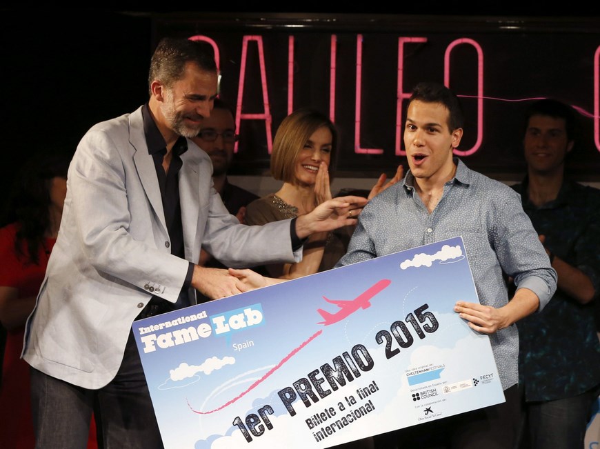 La Reina Letizia (c), acompañada por el rey Felipe VI (i), tras entregar el primer premio de monólogos científicos "Famelab". EFE