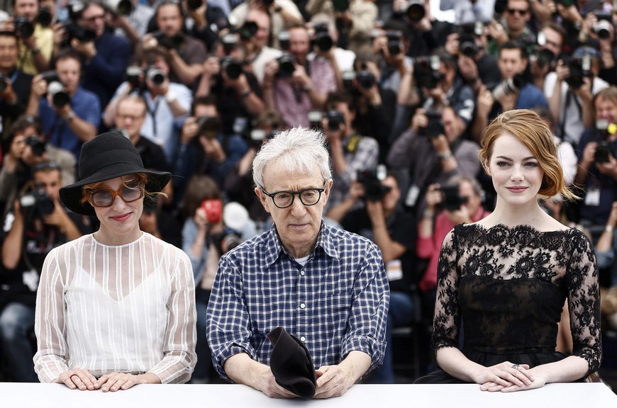 La actriz estadounidense Emma Stone, el director de cine estadounidense Woody Allen y la actriz estadounidense Parker Posey posan durante el pase gráfico de la película "Irrational Man" en la 68 edición del Festival de Cine de Cannes (Francia) hoy. EFE