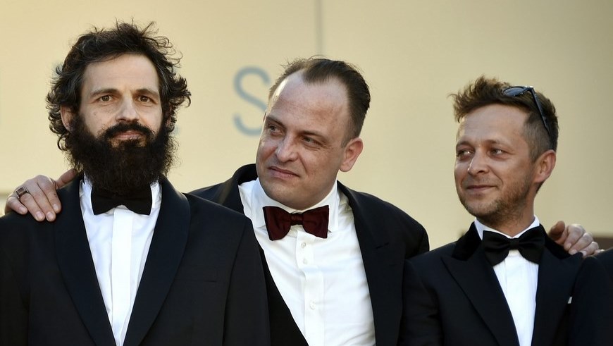 El actor húngaro Geza Rohrig (i), el actor alemán Urs Rechn (c) y el actor húngaro Levente Molnar (d) posan antes de la proyección de la película "Saul Fia" (el hijo de Saul) en la 68 edición del Festival de Cine de Cannes (Francia) hoy. EFE