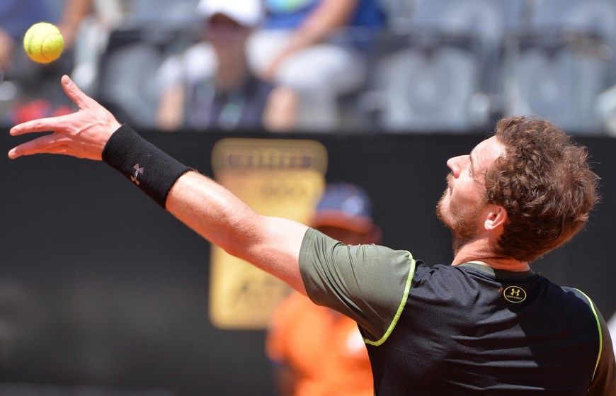 Murray se retira del torneo de Roma por cansancio 1 El tenista británico Andy Murray realiza un saque ante el francés Jeremy Chardy durante el partido de segunda ronda del torneo de tenis de Roma que ambos disputaron en el Foro Itálico de la capital italiana, hoy, 13 de mayo de 2015. EFE/MAURIZIO BRAMBATTI