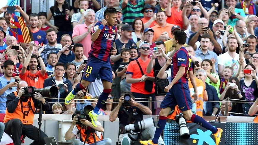 El delantero brasileño del FC Barcelona Neymar jr. (i) celebra el gol marcado a la Real Sociedad, durante el partido de la trigésima sexta jornada de liga de Primera División, disputado en el Nou Camp. EFE 