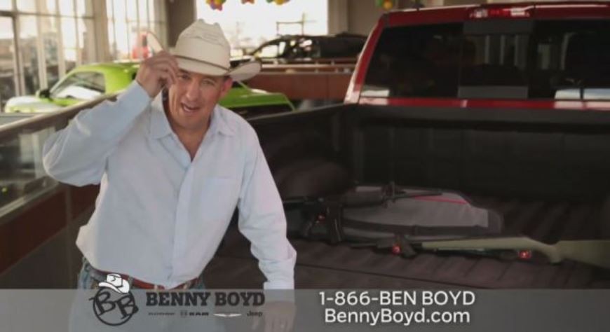 El anuncio del gerente de Benny Boyd ofreciendo armas a cambio de comprar una camioneta. Foto: Cortesía.