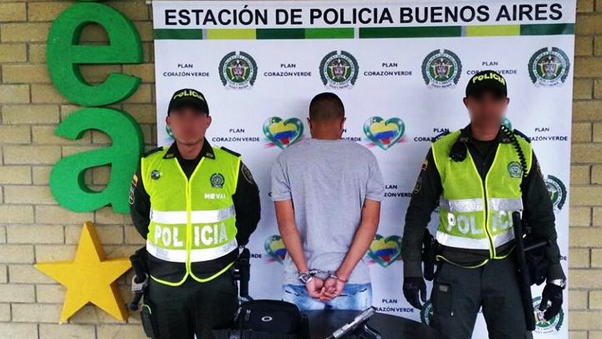 Foto: Arma ilegal le fue decomisada a un joven en el barrio Miraflores 3 Buenos Aires con pistola Copiarapp