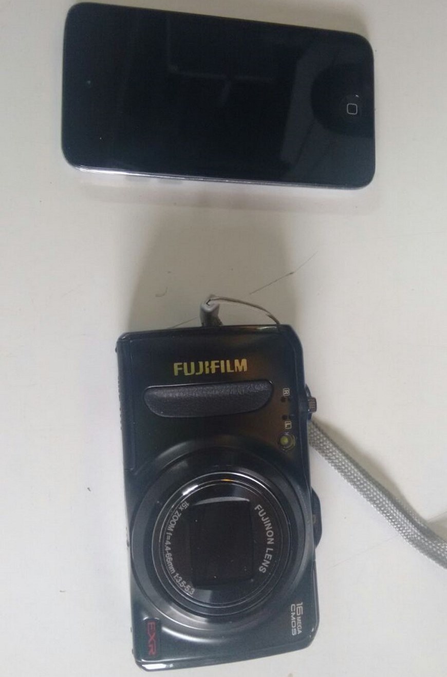 Cámara y celular robados. Foto: Policía Metropolitana del Valle de Aburrá.