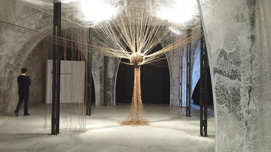 GRA624. VENECIA, 06/05/2015.- Vista del interior del pabellón que representa a la Santa Sede en la 56 Bienal de Arte de Venecia que abrirá sus puertas el próximo 9 de mayo. En esta edición, el tema de este pabellón que se ubica en el complejo de El Arsenal de Venecia, se centra en el "Principio", bajo el tema "En el Principio...la Palabra se hizo carne". EFE/Laura Serrano-Conde