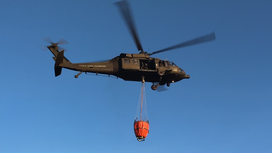 Helicóptero con el bamby bucket que participó en la extinción del incendio en Santa Elena. Foto: Cacom N° 5.