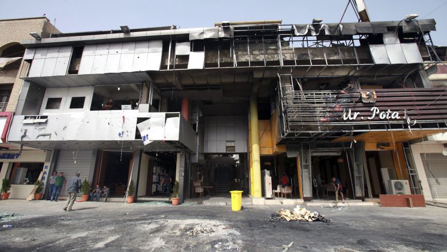 Estado en el que quedó una zona comercial en Mansur tras ser objetivo de un atentado con bomba, en la zona oeste de Bagdad (Irak). EFE.