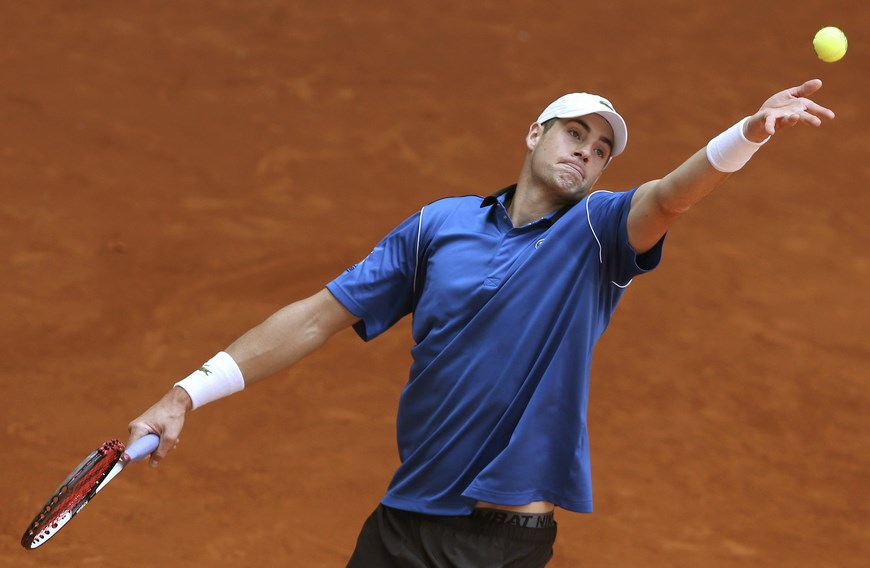 Poder estadounidense, el resumen en tierra madrileña 2 El tenista estadounidense John Isner realiza un saque en su partido ante el francés Adrian Mannarino, de primera ronda del torneo de Madrid que se disputa en la Caja Mágica. EFE/Chema Moya