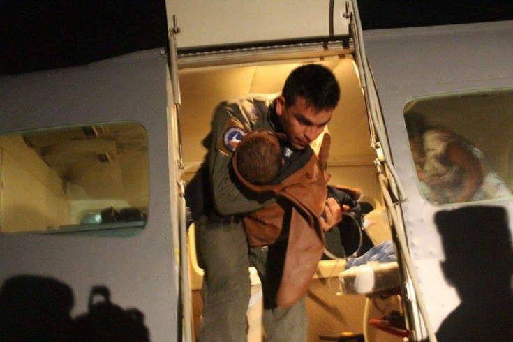 Fuerza Aérea traslada a menor en delicado estado de salud hacia rionegro. Foto: Cacom5