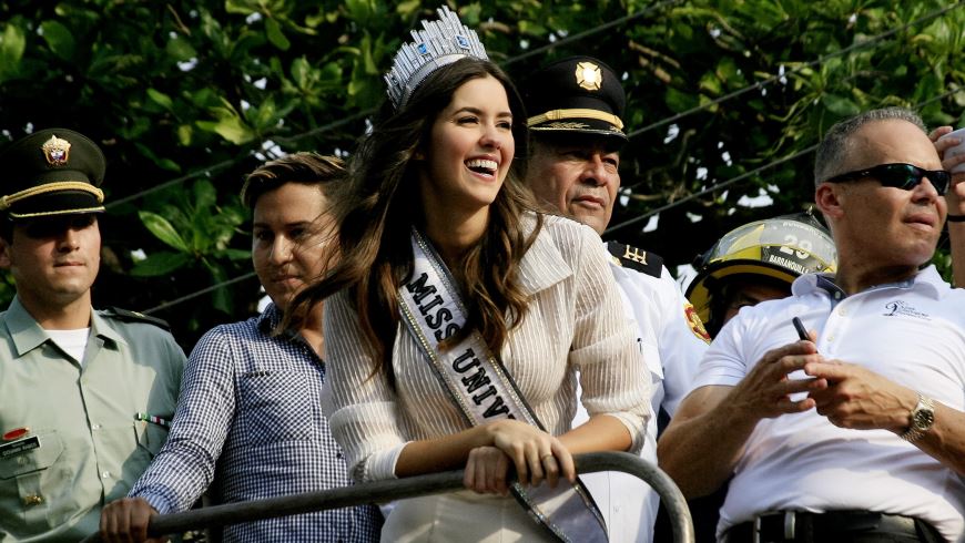 Miss Universo 2014, Paulina Vega Dieppa, es recibida hoy, viernes 1 de mayo de 2015, en su ciudad natal, Barranquilla. EFE.