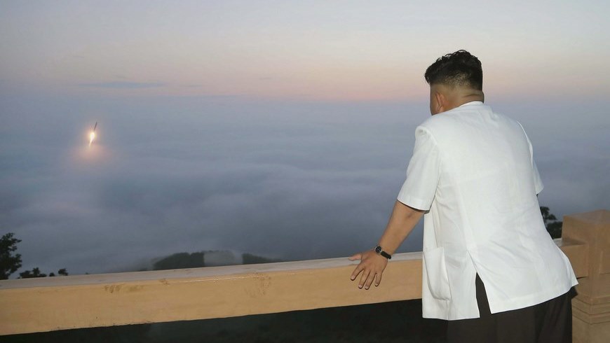 Imagen difundida por la Agencia Central de Noticias de Corea del Norte (KCNA) en julio de 2014 que muestra al líder norcoreano Kim Jong-un presenciando el lanzamiento de un misil balístico en un lugar desconocido en Corea del Norte. EFE/Archivo