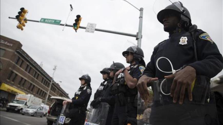 Cuando dio comienzo el toque de queda y algunos de los manifestantes se negaron a retirarse a sus casas, la Policía hizo alrededor de una docena de detenciones. EFE.