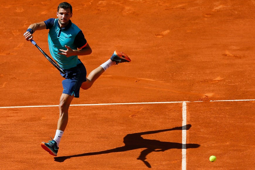 Nadal vence a Dimitrov y espera rival en semifinales 3 El tenista búlgaro Grigor Dimitrov durante el partido frente al español Rafa Nadal en los cuartos de final del torneo Mutua Madrid Open, que se celebra en la Caja Mágica. EFE/Juanjo Martin