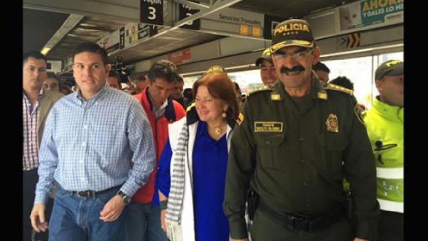 El ministro Juan Carlos Pinzón, en compañía del general de la Polciía Rodolfo Palomino, realizó un recorrido en TransMilenio y anunció. medidas de seguridad. Foto: @BogotaHumanaYA