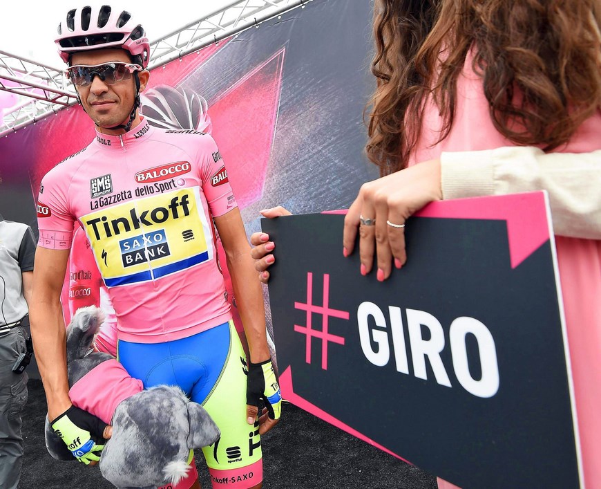 El ciclista español Alberto Contador (i) del Tinkoff-Saxo antes del comienzo de la séptima etapa de 264 kilómetros entre Grosseto y Fiuggi, Italia hoy 15 de mayo de 2015. Contador tomará finalmente la salida pese a las secuelas de la caída que sufrió ayer a 200 metros de la línea meta en Castiglione della Pescaia. EFE/Daniel Dal Zennaro