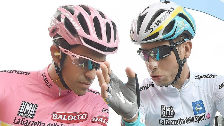 El ciclista español Alberto Contador (izda), del equipo Tinkoff-Saxo, conversa con el ciclista italiano Fabio Aru, del equipo Astana, antes del comienzo de la séptima etapa del Giro de Italia en Grosseto to Fiuggi (Italia). EFE