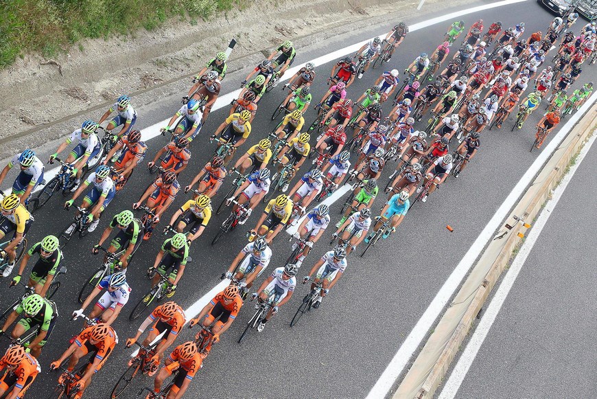 Vista del pelotón durante la séptima etapa de 264 kilómetros entre Grosseto y Fiuggi, Italia hoy 15 de mayo de 2015. EFE/Claudio Peri