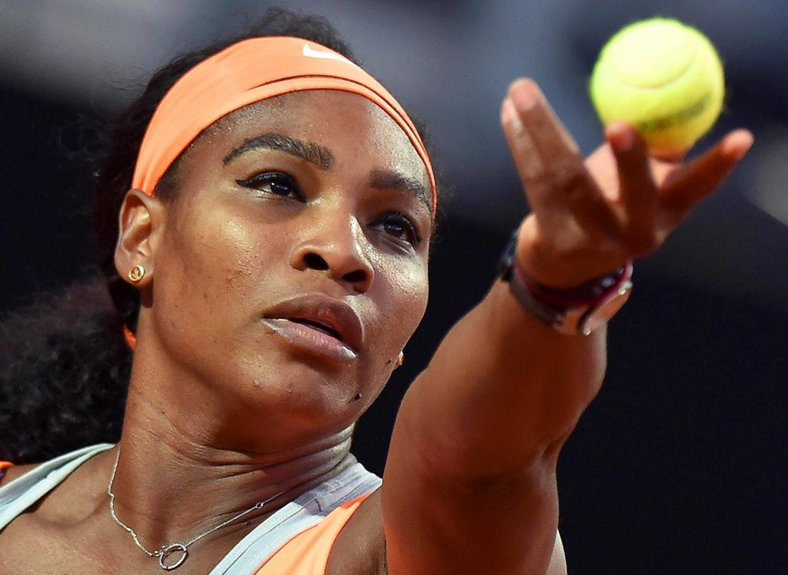 Serena Williams abandona Roma por problemas de motivación y en el codo 2 La tenista estadounidense Serena Williams realiza un saque ante la rusa Anastasia Pavlyuchenkova durante un partido de la segunda ronda del torneo de Roma, que ambas han disputado en el Foro Italico en Roma (Italia) hoy, martes 12 de mayo de 2015. EFE/Ettore Ferrari