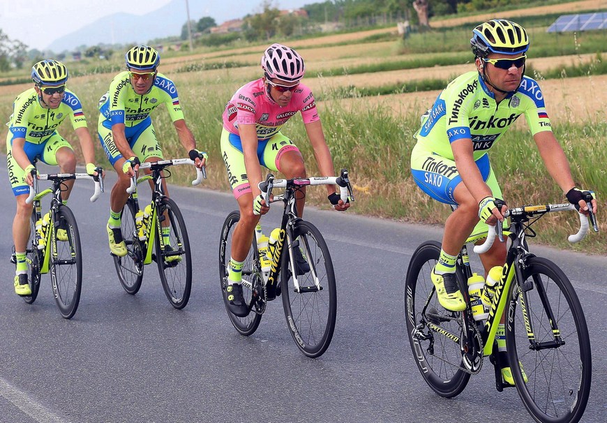El ciclista español Alberto Contador (2d), del equipo Tinkoff-Saxo, durante la sexta etapa del Giro de Italia, una carrera de 183 km entre Montecatini Terme y Castiglione della Pescaia, en Italia, hoy, 14 de mayo de 2015. EFE/CLAUDIO PERI