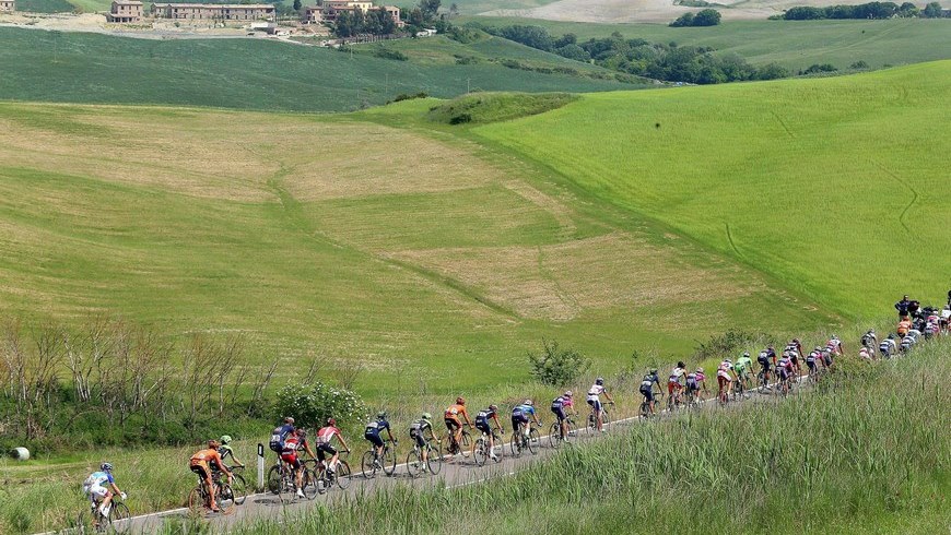 El pelotón rueda durante la sexta etapa del Giro de Italia, una carrera de 183 km entre Montecatini Terme y Castiglione della Pescaia, en Italia, hoy, 14 de mayo de 2015. EFE