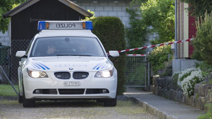 Un coche de policía a raíz de los disparos mortales en Wuerenlingen, Suiza. EFE