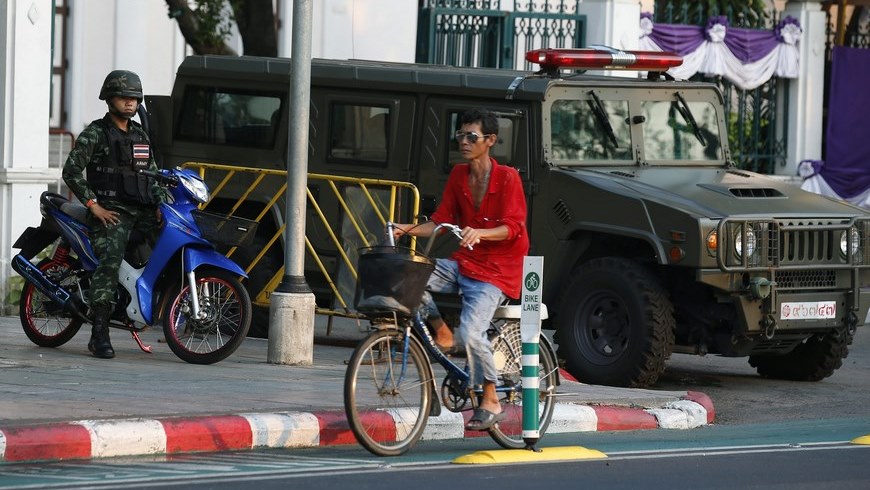 Soldados vigilan l calle, en Sanam Luang en Bangkok (Tailandia). EFE
