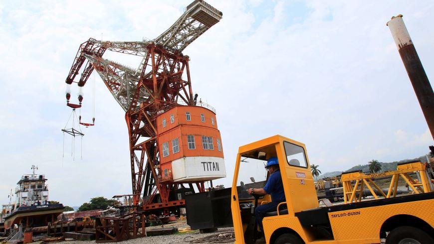 Vista general de la grúa Titán en el embarcadero de Gatún en el Canal de Panamá. EFE.