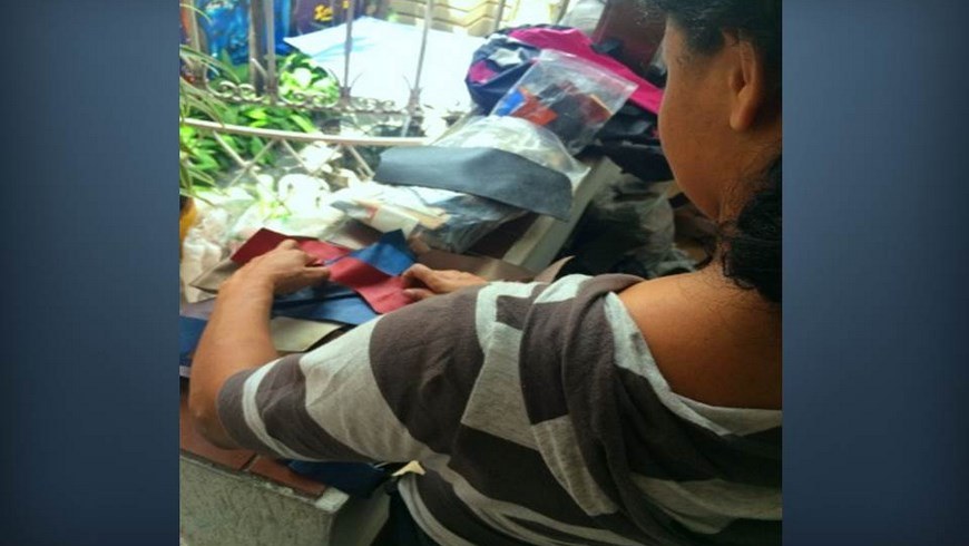 Usuaria del Proyecto recibe material para el curso en marroquinería