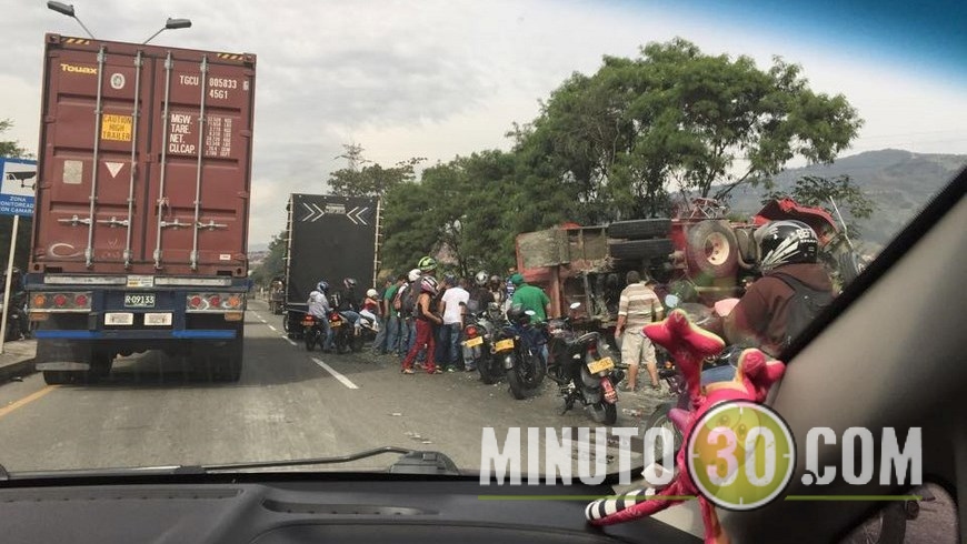 VOLQUETA VOLCADA EN BELLO (3)