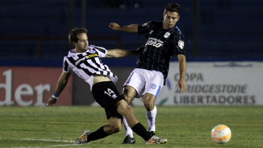 Diego Riolfo (i) de Wanderers disputa el balón con Leandro Grimi (d) del Racing Club durante un partido por los octavos de final de la Copa Libertadores. EFE/Archivo