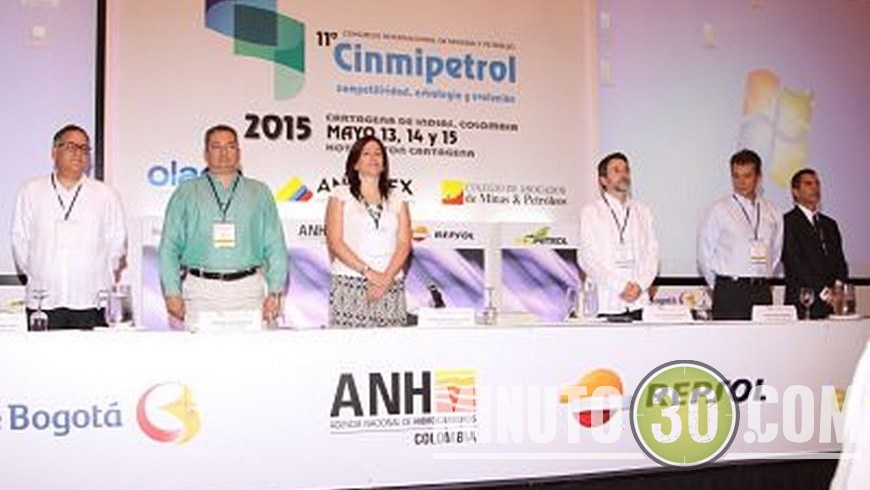 En la Foto: Alejandro Martínez, presidente agenda temática; Calos Gordillo, alcalde de Cartagena encargado; Adriana Martínez, presidenta Cinmipetrol; Josu Jon Imaz San Miguel, delegado Repsol; Javier Díaz Molina, presidente Analdex y Cesar Ferreira, Secretario Ejecutivo Olade