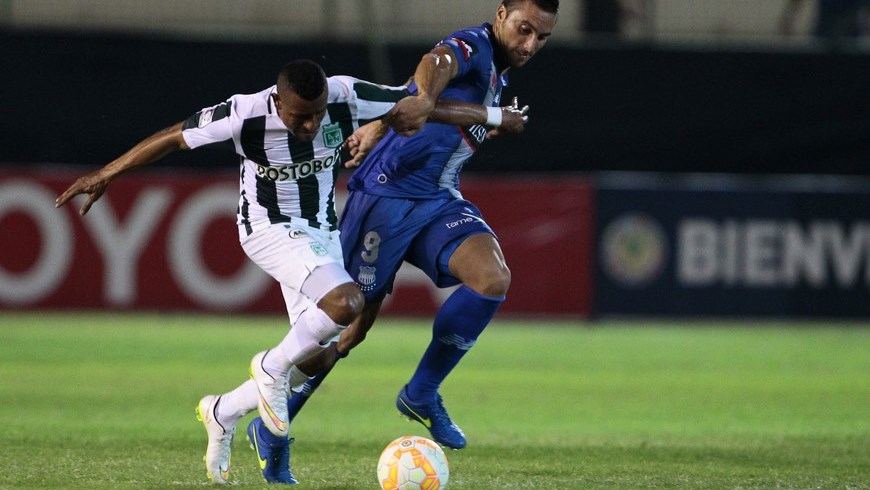 Emanuel Herrera (d) del Emelec de Ecuador disputa el balón con Farid Díaz del Atlético Nacional de Colombia durante un partido por la Copa Libertadores en el estadio Jocay en Manta (Ecuador). EFE