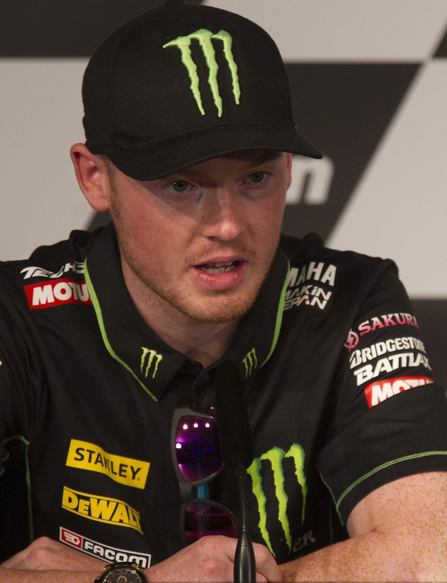 El piloto británico Bradley Smith, durante la rueda de prensa ofrecida esta tarde en el circuito de Jerez, un día antes del comienzo de los entrenamientos libres del Gran Premio de España de Motociclismo 2015, cuarta prueba puntuable para el Campeonato del Mundo de Motociclismo. EFE/José Manuel Vidal