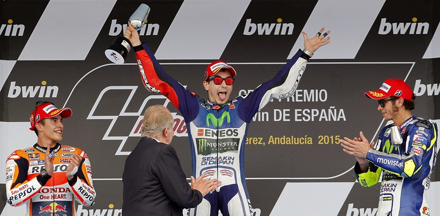 -FOTODELDIA- GRA202. JEREZ DE LA FRONTERA (CÁDIZ), 03/05/2015.- El piloto español Jorge Lorenzo (c), en el podio tras recibir el trofeo de manos del rey Juan Carlos, junto a su compatriota Marc Márquez (i), segundo clasificado, y al italiano Valentino Rossi, tercero, tras proclamarse vencedor del Gran Premio de España de MotoGP que se ha disputado hoy en el circuito de Jerez de la Frontera. EFE/Jose Manuel Vidal