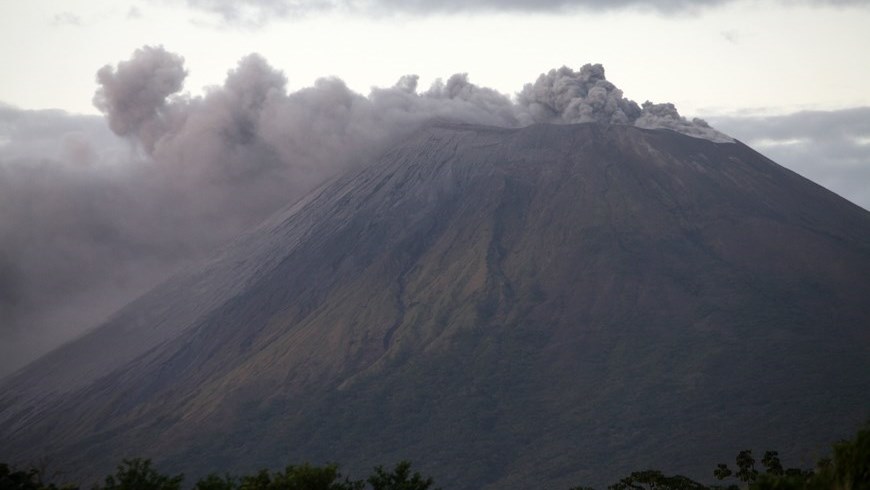 El Telica, con una altura de 1.061 metros, ha registrado 151 pequeñas explosiones desde el pasado jueves, cuando inició su nueva fase eruptiva, y de ellas, 87 han ocurrido en las últimas 24 horas. EFE/Archivo