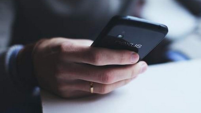 Hombre falleció electrocutado al dormir junto a su celular que estaba cargando