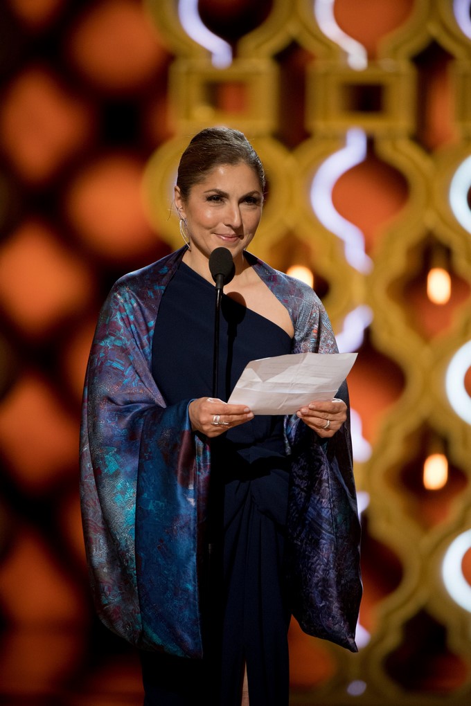 Fotografía cedida por la Academia de Artes y Ciencias Cinematográficas (AMPAS, por sus siglas en inglés), que muestra a la ingeniera Anousheh Ansari, quien recibió el premio Óscar al director Asghar Farhadi, ausente de la gala en protesta por las medidas migratorias del presidente de Estados Unidos, Donald Trump. EFE/ AMPAS