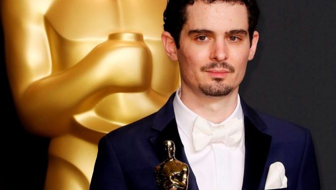 Damien Chazelle, ganador del Óscar al mejor director por "La La Land", posa durante la 89 edición de los premios en el Teatro Dolby de Hollywood, California hoy, 26 de febrero de 2017. EFE
