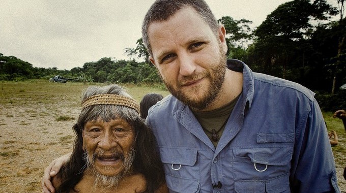 Fotografía de archivo facilitada por el canal Discovery Max del periodista David Beriain junto a un indígena huaorani, en la selva amazónica ecuatoriana. EFEArchivo