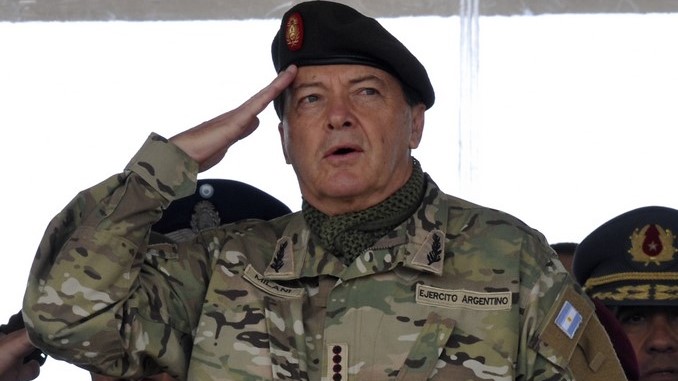 DETIENEN A EXJEFE DEL EJÉRCITO ARGENTINO POR SECUESTROS DURANTE LA DICTADURA