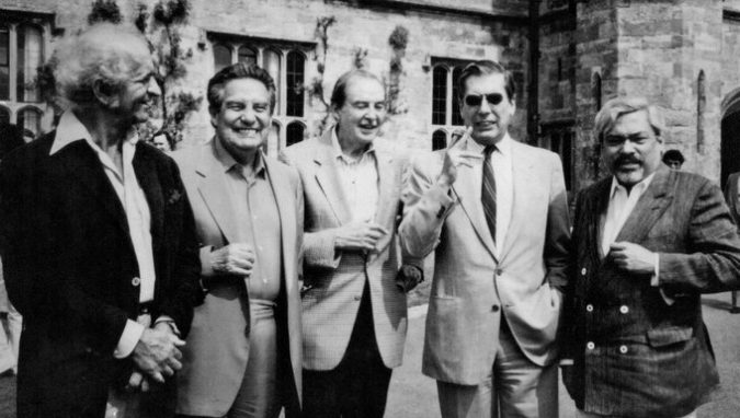 Fotografía facilitada por Penguin Random House Grupo Editorial del pintor peruano Fernando de Szyszlo (i) junto a los escritores Octavio Paz, Damián Bayón, Mario Vargas Llosa y Guillermo Cabrera Infante (i-d). EFE