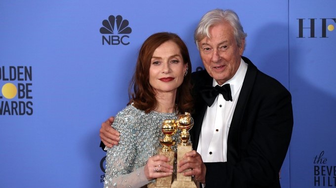 La actriz Isabelle Huppert y el director Paul Verhoeven tras ganar dos Globos de Oro con la película Elle a la mejor cinta extranjera y a la mejor intérprete femenina. EFEArchivo