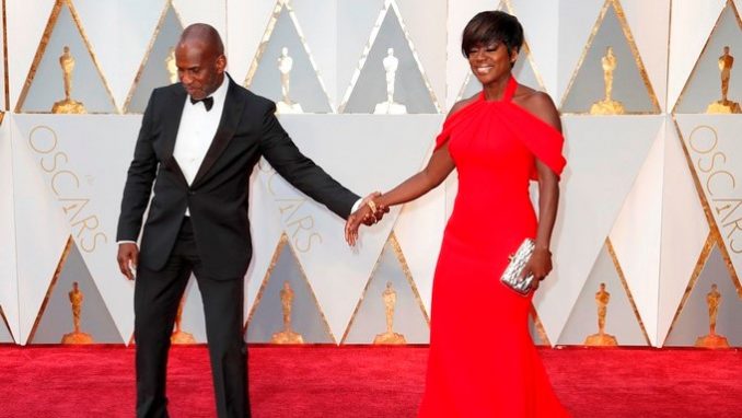 Julius Tennon (i) y Viola Davis posan en el alfombra roja del Dolby Theatre de Hollywood, antes del incio de la 89 edición de los Oscars. EFE