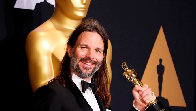 Linus Sandgren sostiene la estatuilla a la Mejor Fotografía por su trabajo en La La Land, durante la 89 edición de los premios Óscar en el Teatro Dolby de Hollywood, California hoy, 26 de febrero de 2017. EFE