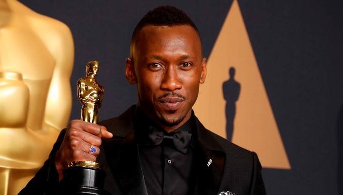 Mahershala Ali posa con la estatuilla a Mejor Actor de Reparto, por su trabajo en el filme Moonlight, durante la 89 edición de los premios Óscar en el Teatro Dolby de Hollywood, California hoy, 26 de febrero de 2017. EFE