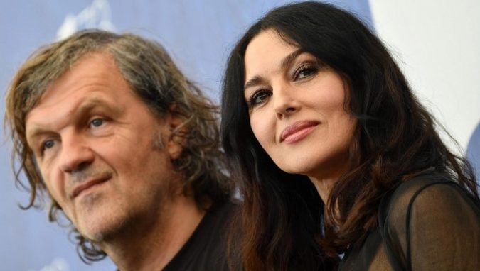 La actriz italiana Monica Bellucci (d) y el director serbio Emir Kusturica (i) durante la presentación de 'On the Milky Road' en la 73 edición del Festival de Cine de Venecia, en Italia. EFEArchivo